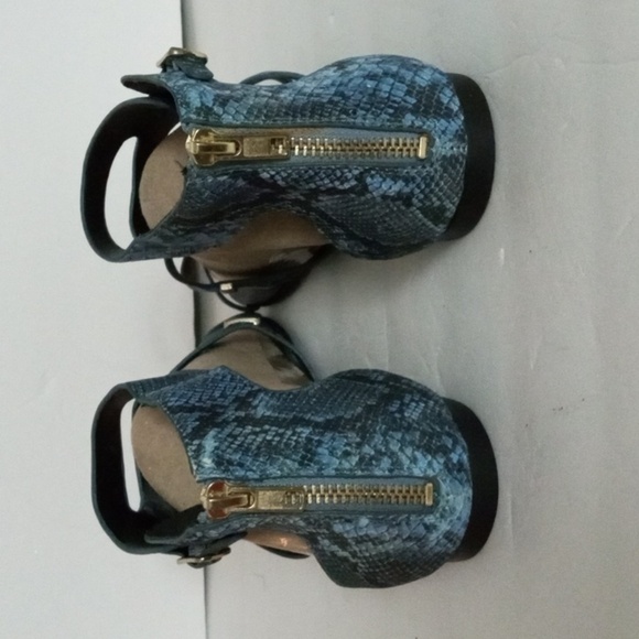 Steve Madden Gladiator Style Sandals 10B Blue Snake Print. Preowned - Picture 4 of 9